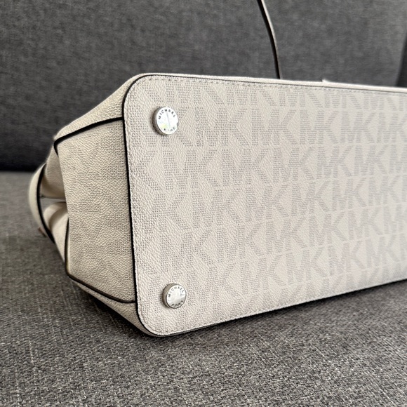 Michael Kors Monogram White Satchel - Picture 6 of 11